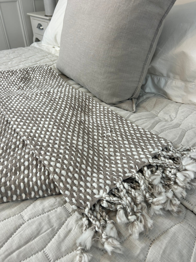 Ivory taupe throw 130x180